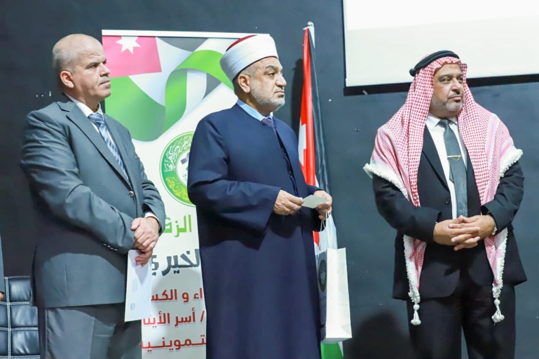 وزير الأوقاف يوزع مساعدات على الأسر الفقيرة والمحتاجة بلواء الجامعة
