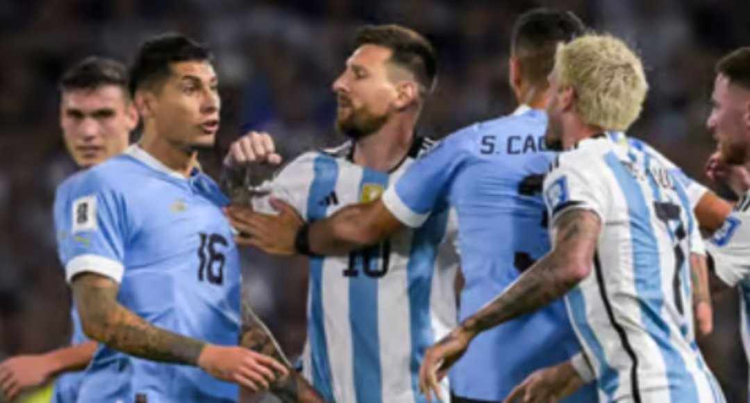 ميسي يشتبك بالأيدي مع أوغارتي في مباراة الأرجنتين وأوروغواي