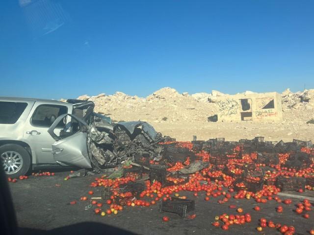 بالصور ..وقوع حادث سير على الطريق الصحراوي في منطقة ضبعة