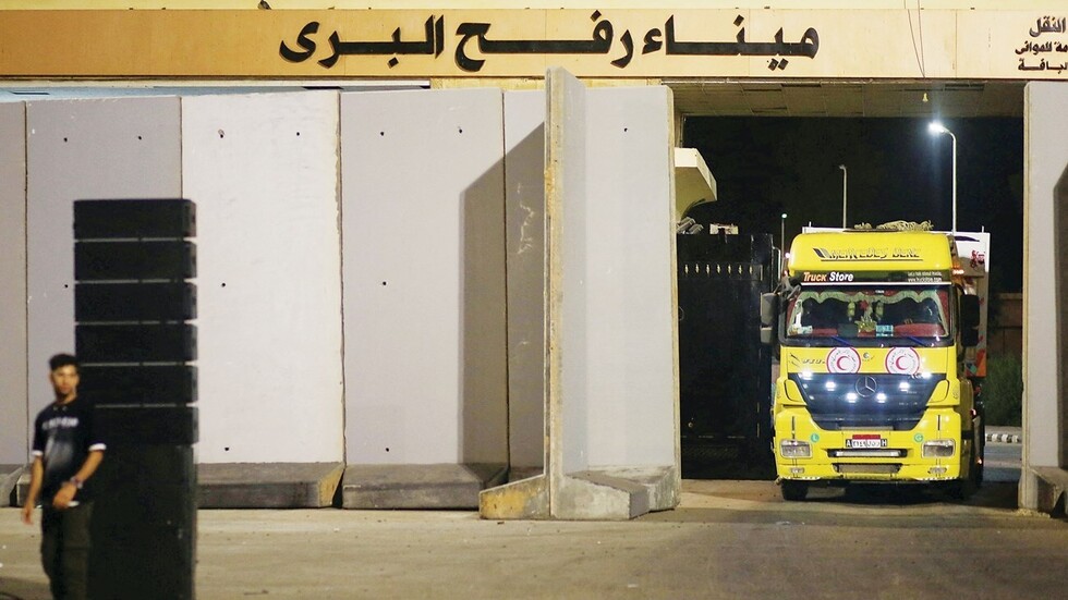 إسرائيل توافق على دخول صهريجي وقود يوميًا لغزة