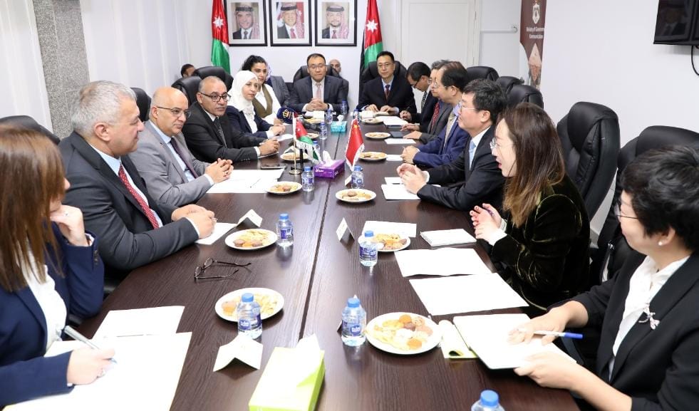وزير الاتصال الحكومي يلتقي   وفدا من جريدة الشعب الصينية