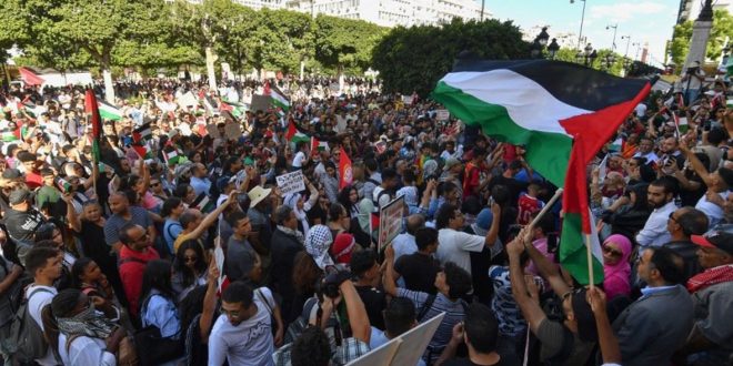 وقفة تضامنية أمام السفارة الأمريكية في تونس دعماً للشعب الفلسطيني