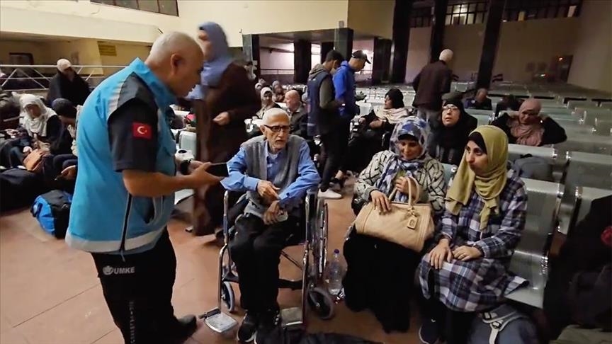 وزير الصحة التركي: سننقل 61 مريضا من غزة عبر مصر إلى بلادنا