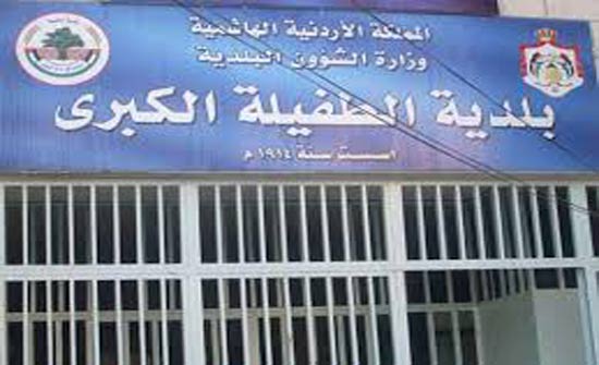 بلدية الطفيلة تتعامل مع تراكمات الأتربة والحجارة جراء تدفق
