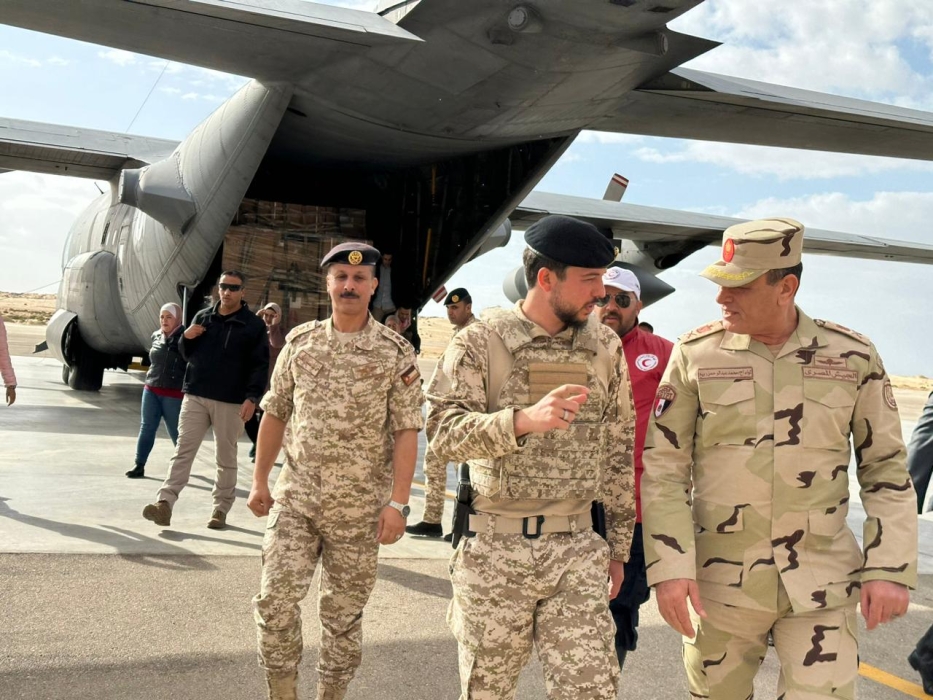عاجل ..ولي العهد يصل مطار العريش برفقة كوادر طبية ستشغل المستشفى الميداني في غزة...صور