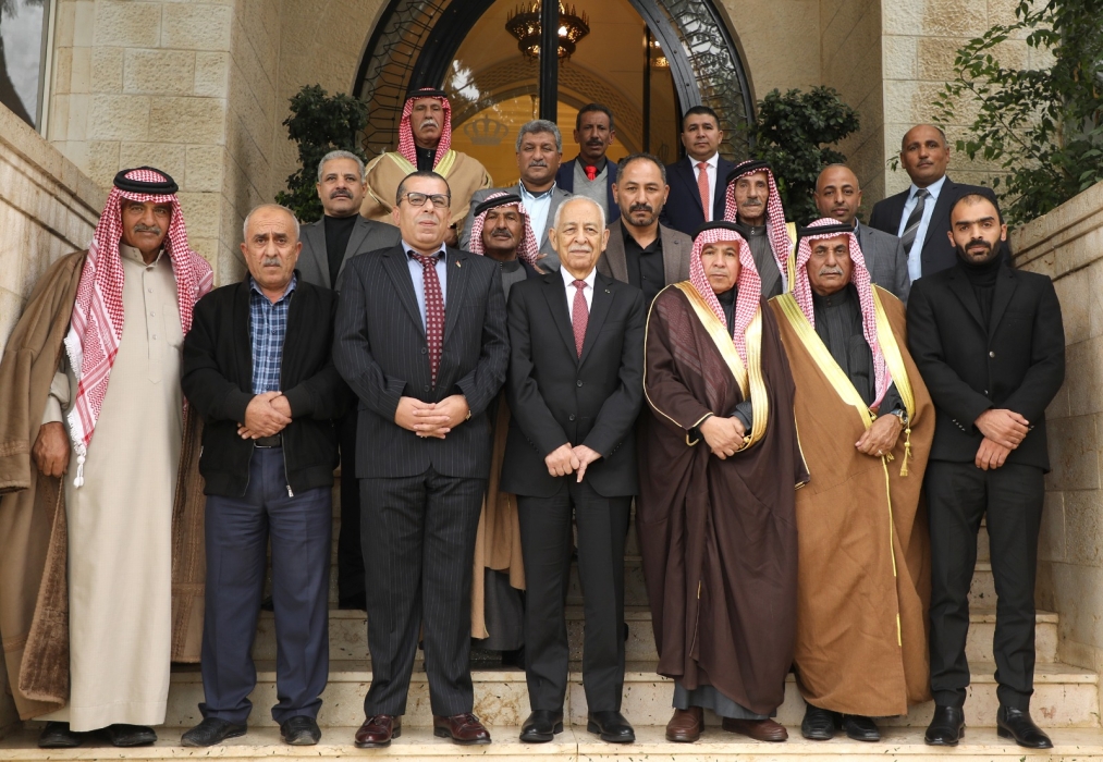 رئيس الديوان الملكي يلتقي وفدا من شيوخ ووجهاء عشائر العمرو