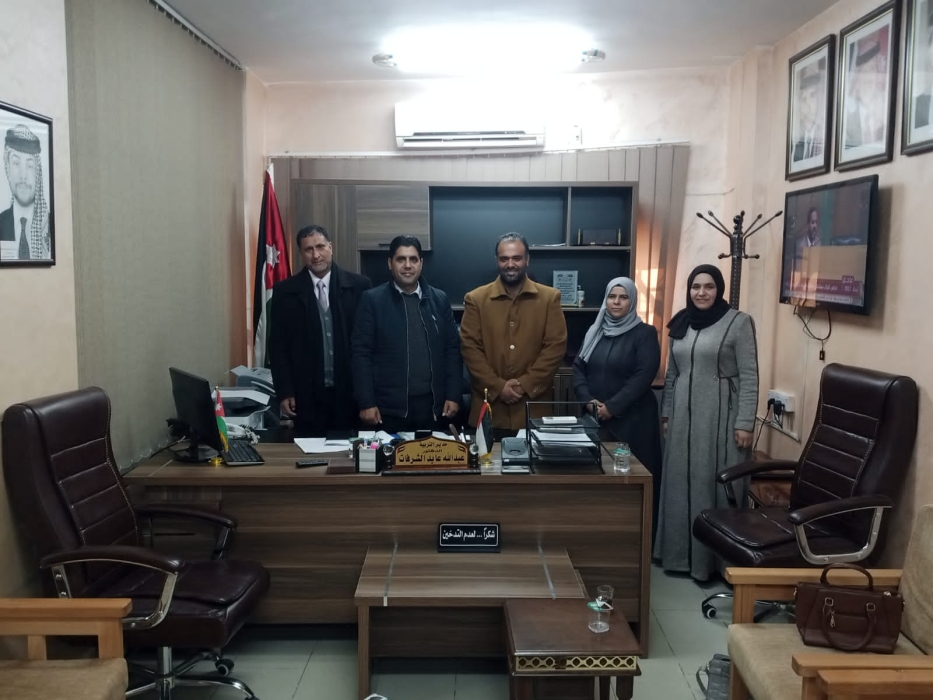 الشرفات يجتمع مع المشاركين في جائزة الملكة رانيا