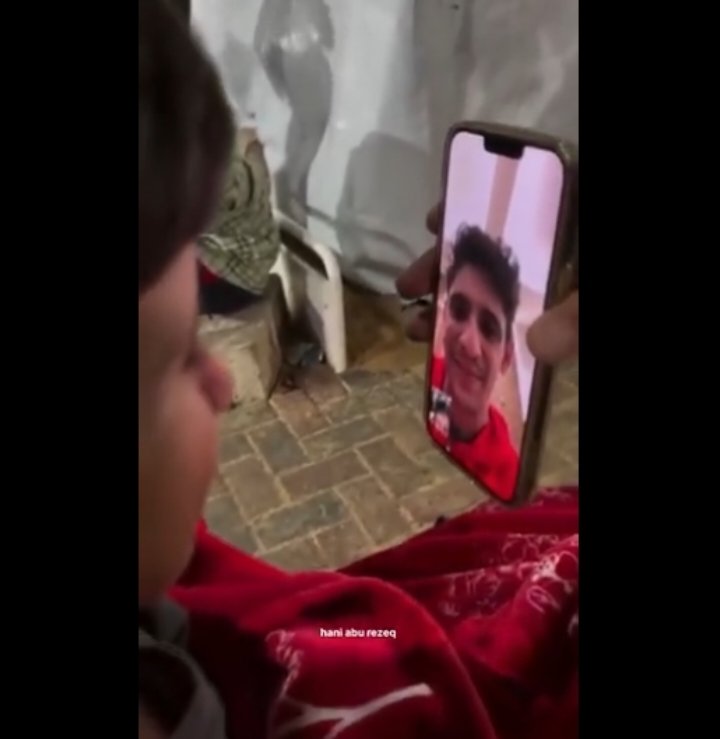 حارس المرمى بونو يحقق حلم طفل غزة الذي بترت قدمه إثر القصف الصهيوني
