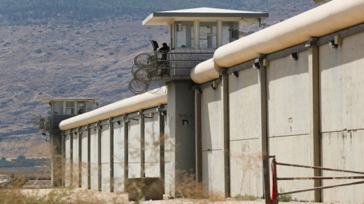 قرابة 7500 أسير فلسطيني في سجون الاحتلال الإسرائيلي بينهم 220 قاصرا