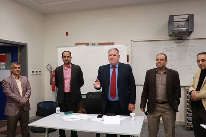 مدير التربية والتعليم للواء الكورة يتفقد الورشة التدريبية مسك الدفاتر والسجلات المالية.