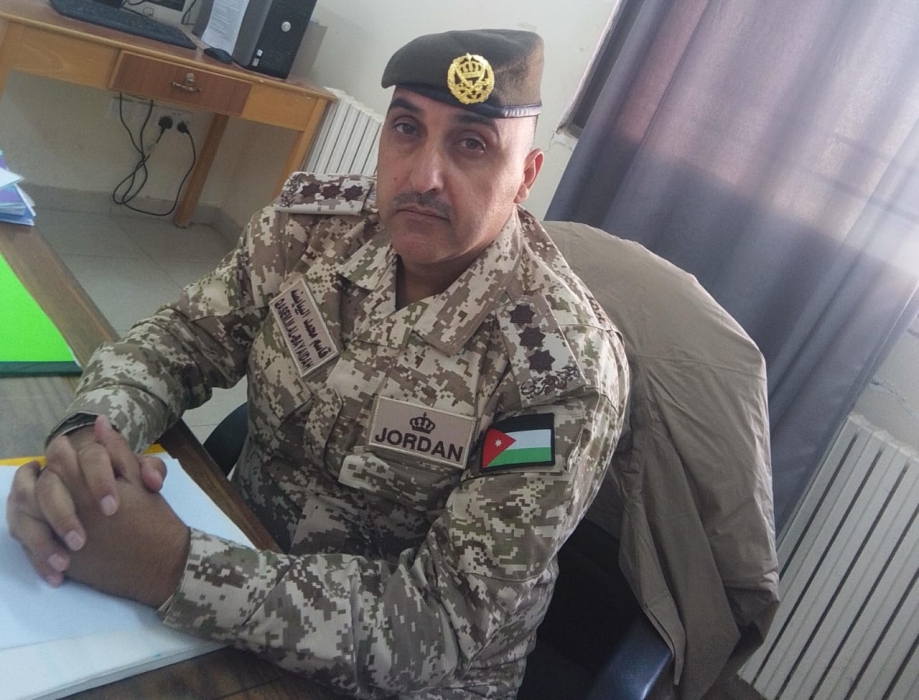 محمد الحجايا يُهنئ النقيب محمد البيايضة بالترفيع