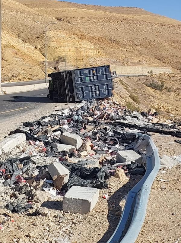 الأشغال  بالتعاون مع الأمن العام يعيدان حركة المرور إلى وضعها الطبيعي  بعد انقلاب شاحنة على طريق النقب