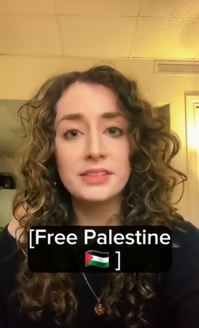 فتاة تدحض افتراءات الاحتلال الإسرائيلي بشأن أحقيتهم بأرض فلسطين ..