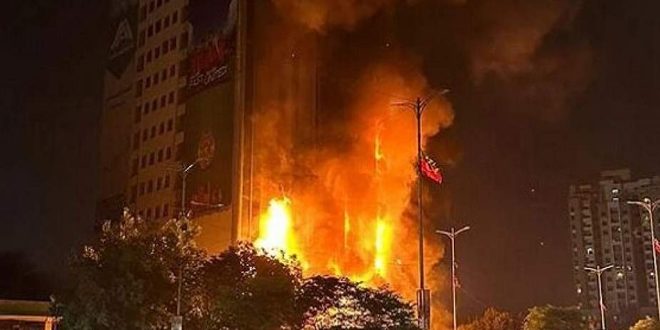 مصرع تسعة أشخاص جراء حريق بمركز تجاري في باكستان