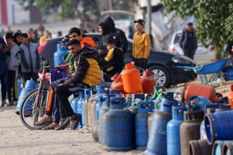 غزة: أنابيب بلا غاز … وسيارات بلا وقود