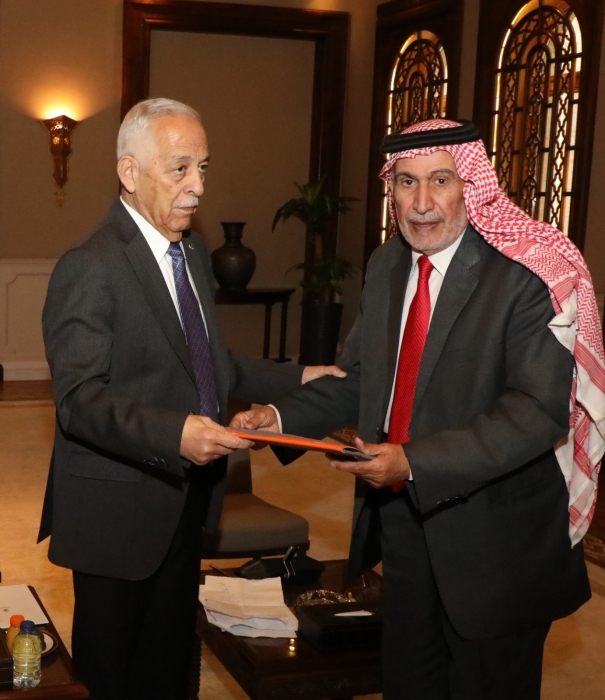 رئيس الديوان الملكي يلتقي شيوخ ووجهاء من عشائر بئر السبع بالأردن