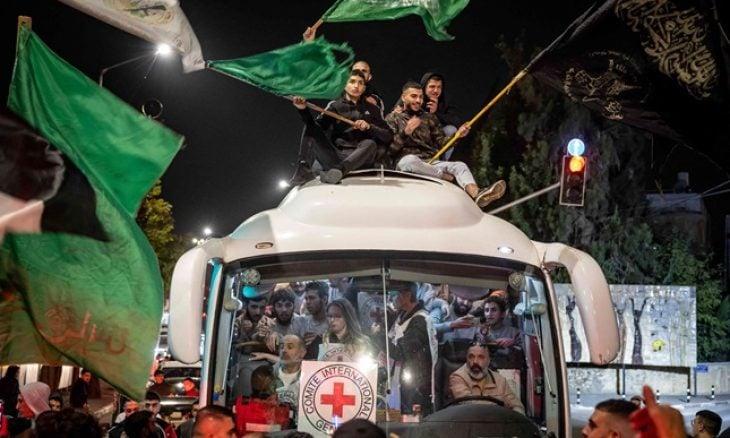 الاحتلال يبحث إطلاق الأسرى الأمنيين مقابل كل المحتجزين في غزة