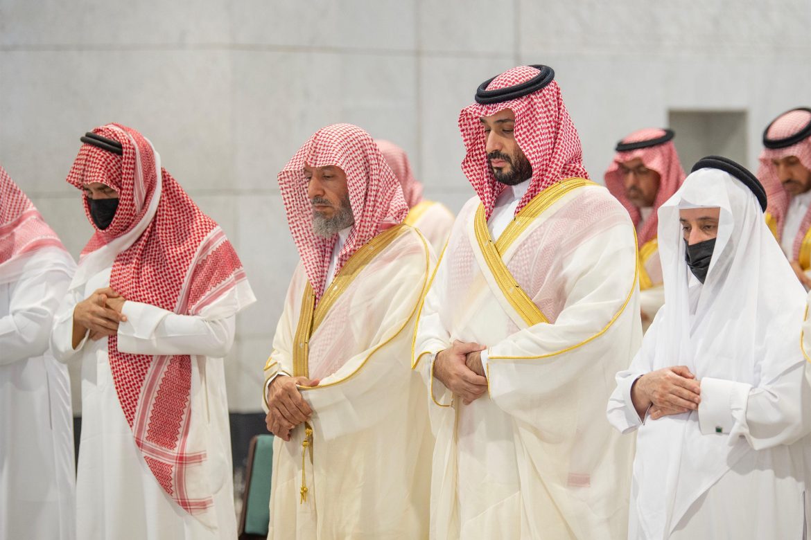 ولي العهد السعودي  يؤدي صلاة الميت على الأمير ممدوح في الحرم المكي