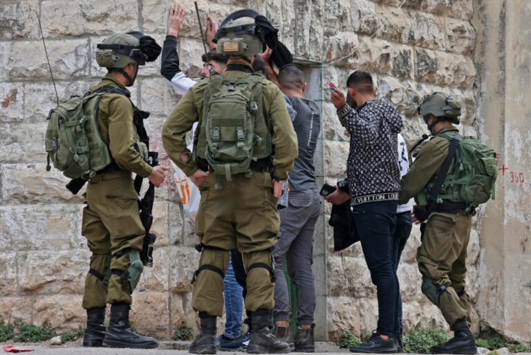 الاحتلال يعتقل 40 فلسطينيا بالضفة الغربية
