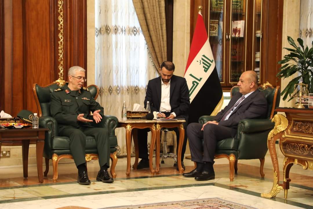وزير الدفاع العراقي  يلتقي رئيس اركان الجيش الإيراني..صور