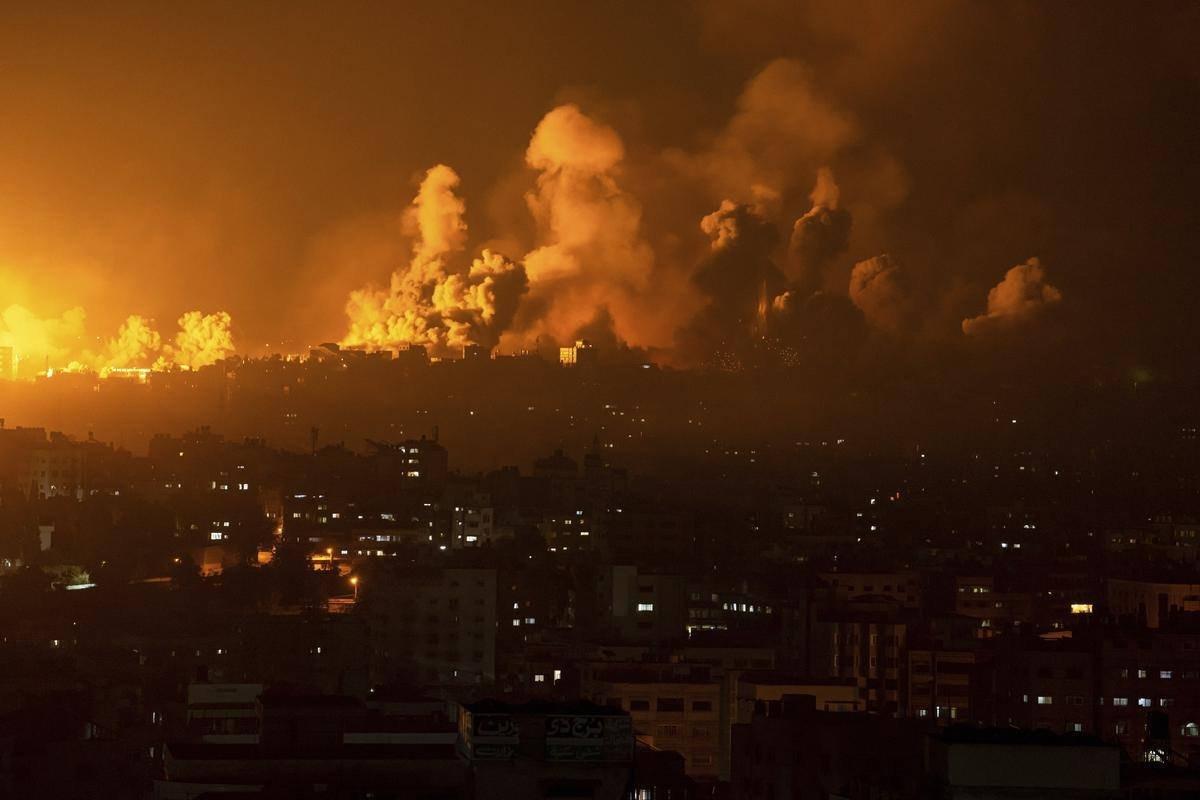 طيران الاحتلال يستهدف بوابة مستشفى كمال عدوان بشمال غزة