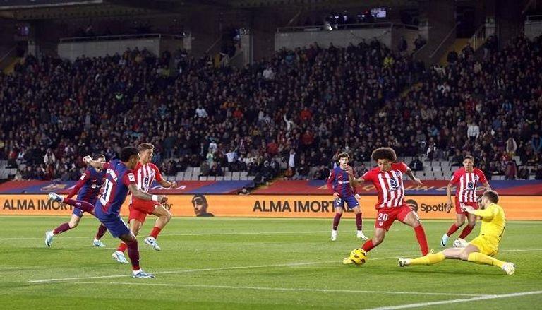 برشلونة يقهر أتلتيكو مدريد ويقترب من الصدارة