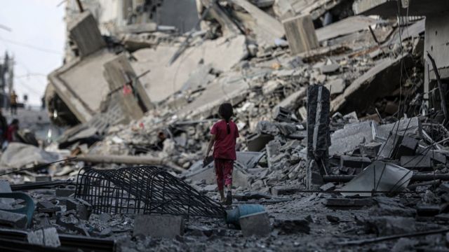 شاهد من قلب الجحيم بغزة.. أطفال تحت الركام يصرخون نحن أحياء لكن لا حياة لمن تنادي