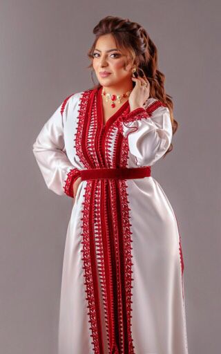 الفنانة المغربية رجاء أوناصر تكشف عن جديدها الفني بمناسبة احتفالات رأس السنة الجديدة