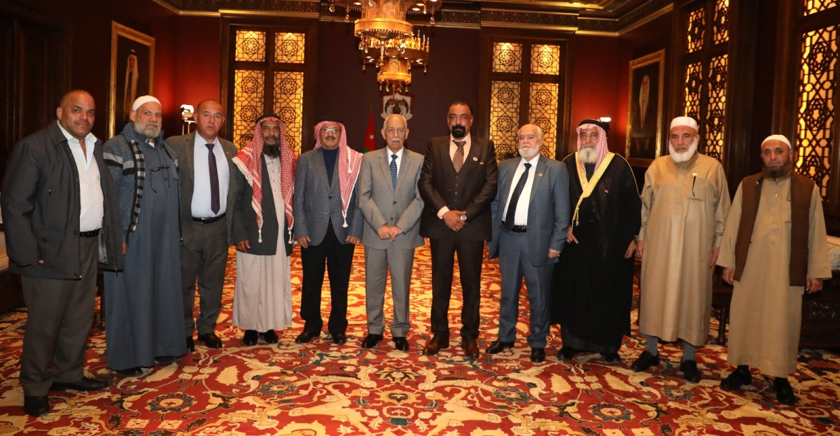 رئيس الديوان الملكي الهاشمي يلتقي وجهاء من مخيم الزرقاء ...صور