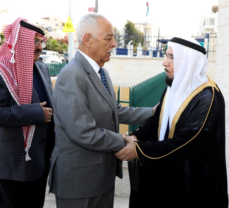 مندوبا عن الملك وولي العهد العيسوي يعزي عشائر العجارمة،  والدعجة، والبلاونة، والغراغير ، وآل طه ....صور