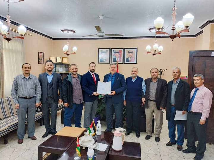 الروابدة يكرّم الموظف مصطفى قرقز تقديرًا وعرفاناً بعد نقله إلى مديرية التربية والتعليم لقصبة إربــد.