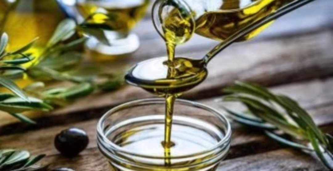 ماذا يحدث للجسم أثناء تناول زيت الزيتون...