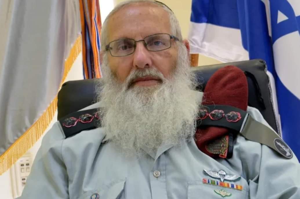 الحاخام الأكبر للجيش الجنرال آيال كريم بفتي بجواز اغتصاب الجنود للفلسطينيات في غزة أثناء الحرب