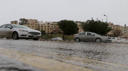 أمطار غزيرة وزخات برد وتحذير من تشكل السيول ليل الثلاثاء