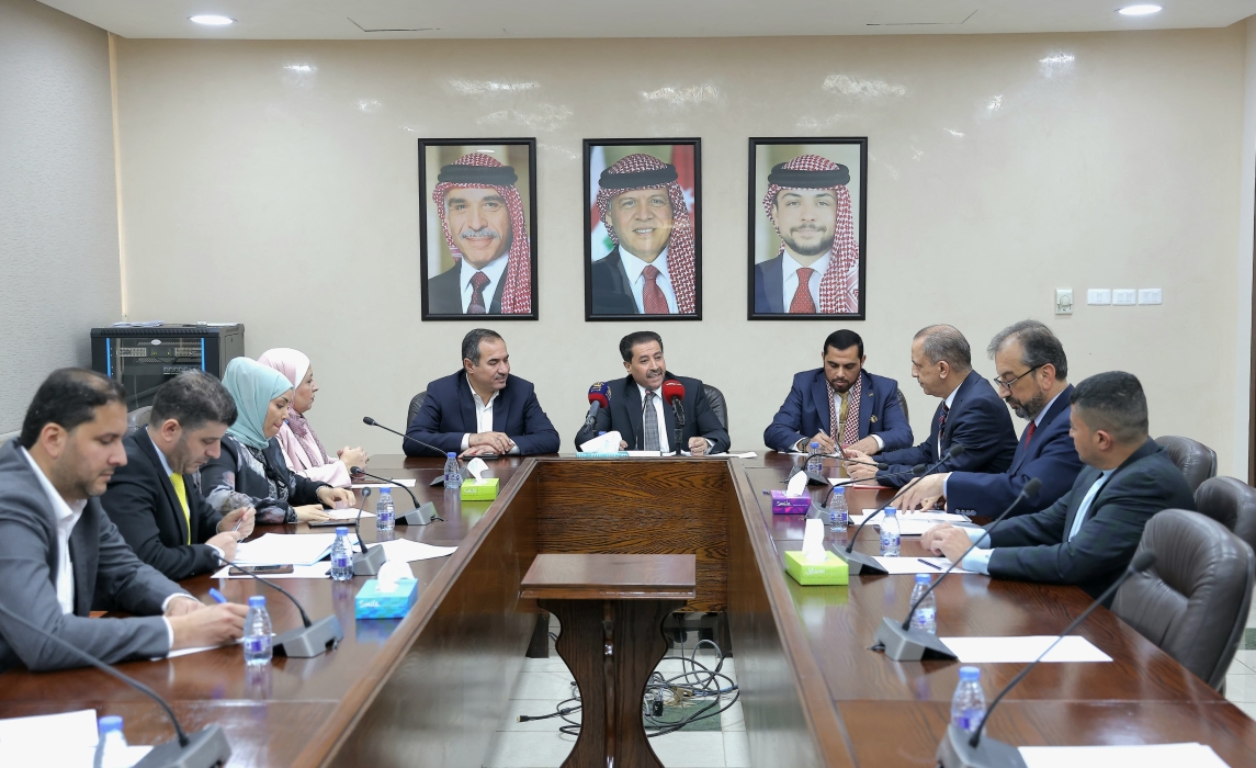 الخدمات النيابية تبحث موضوع دمج دائرة الأرصاد بوزارة النقل