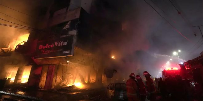 مصرع ثلاثة أشخاص جراء حريق ضخم بمدينة كراتشي جنوب باكستان