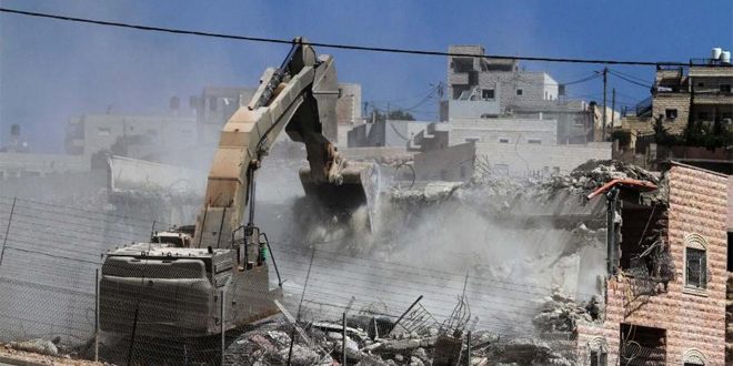 قوات الاحتلال تهدم منشآت عدة شمال شرق القدس