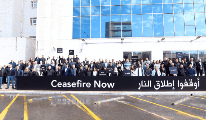 زين تنظم وقفة تضامنية وتواصل دعمها للأهل في غزة