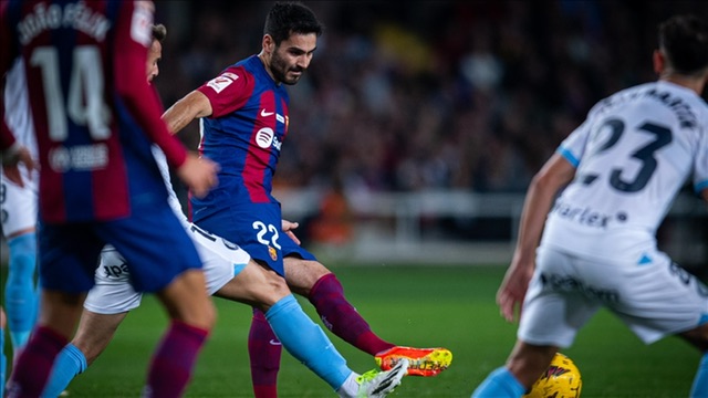 جيرونا يتصدر الدوري الإسباني بتغلبه على برشلونة برباعية
