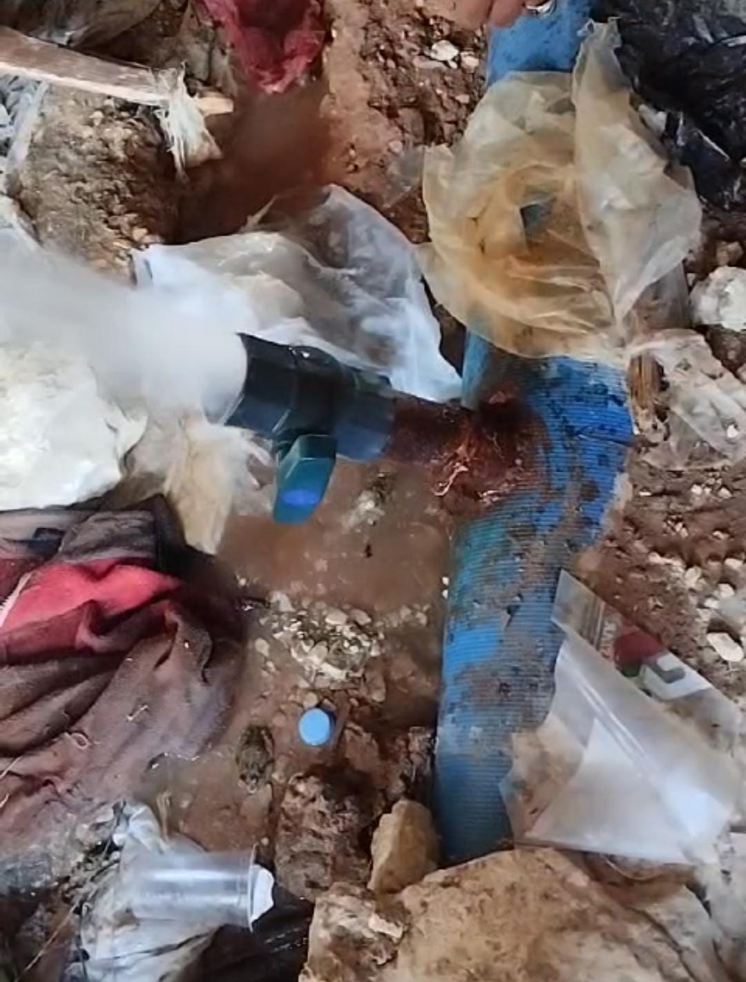 المياه: ضبط اعتداء على خط رئيسي في جنوب عمان لتعبئة صهاريج  مخالفة ...صور