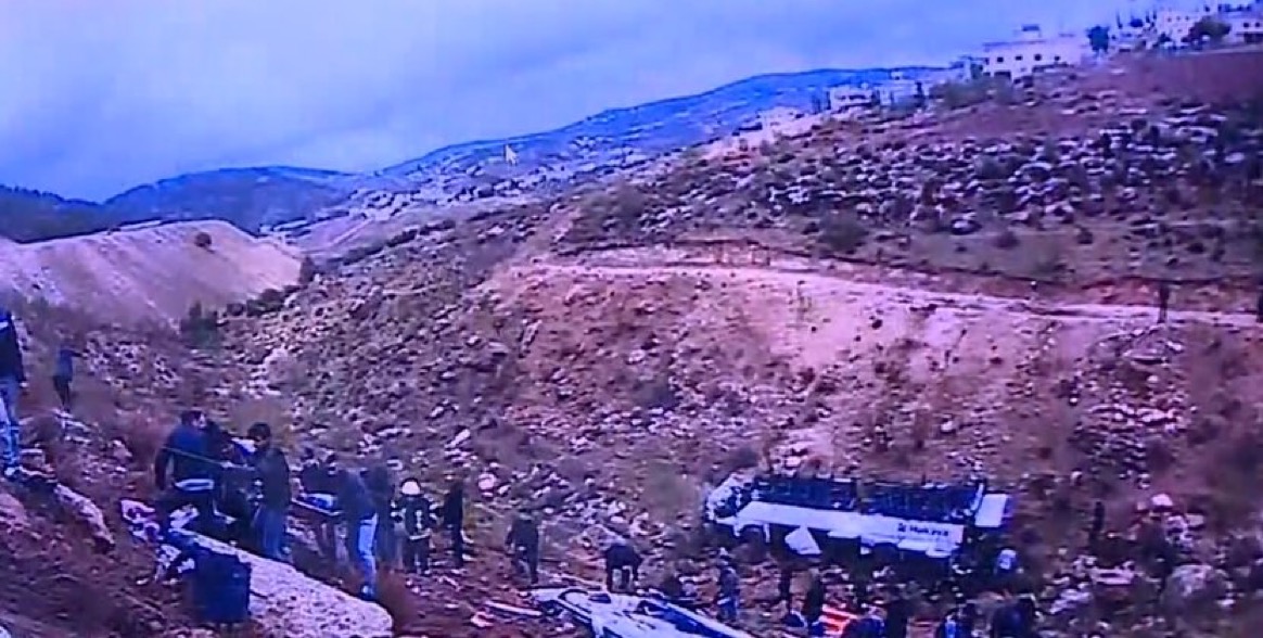 35 إصابة بحادث تدهور حافلة على طريق سلحوب