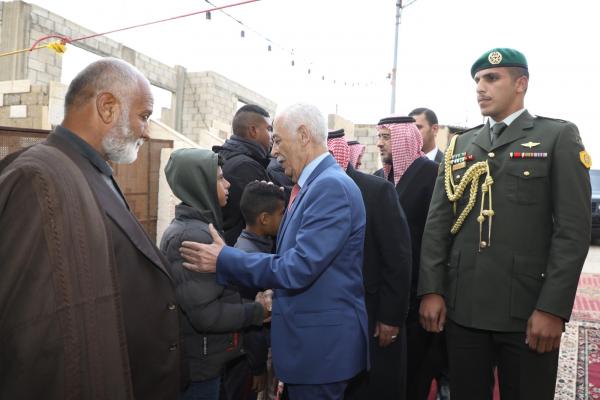 مندوبا عن الملك وولي العهد .. العيسوي يقدم التعازي لذوي الشهيد النعيمي