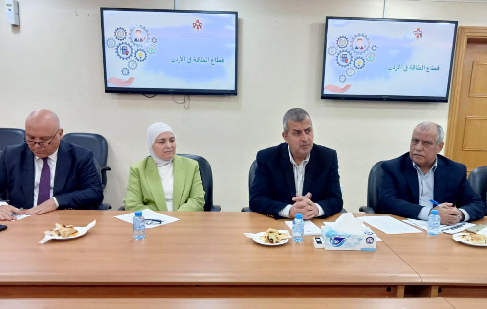 وزير الطاقة يستقبل وفدا من كلية الدفاع الإماراتية