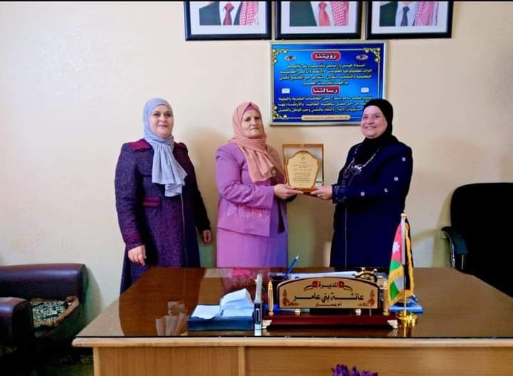 الشقيرات...تكرم  فاطمة الفقيه من مدرسة وداد السكاكيني  بلواء الكورة لبلوغها سن التقاعد_صور
