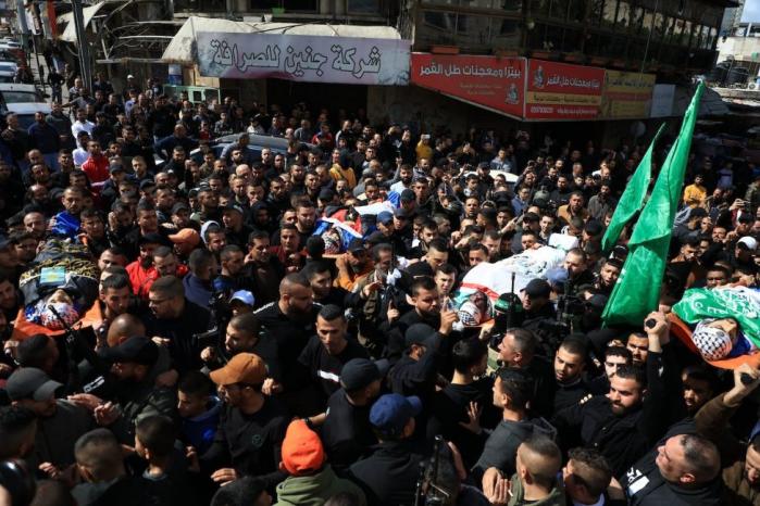جماهير غفيرة تُشيع جثامين 11 شهيدا من شهداء مجزرة جنين