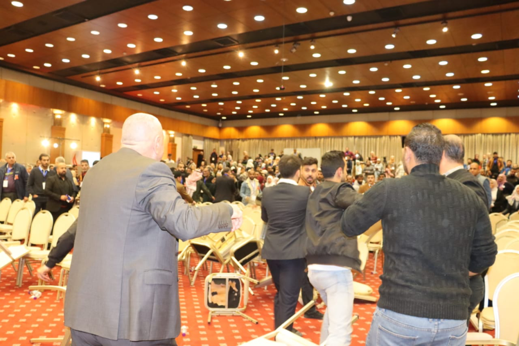 تكسير كراسي وفوضى في مؤتمر المدني الديمقراطي الأردني التأسيسي (صور)