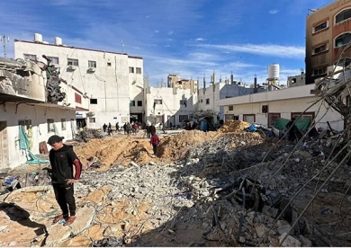 غزة: الاحتلال يدفن مرضى ونازحين أحياء بساحة مستشفى كمال عدوان