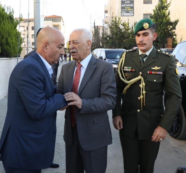 العيسوي ينقل تعازي الملك وولي العهد إلى آل خطاب