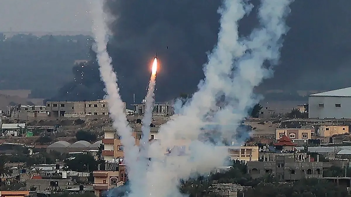 تفاعلات صحفية دقيقة وصعبة بالساحة  الفلسطينية والإقليمية مع تواصل اشتعال القتال في غزة
