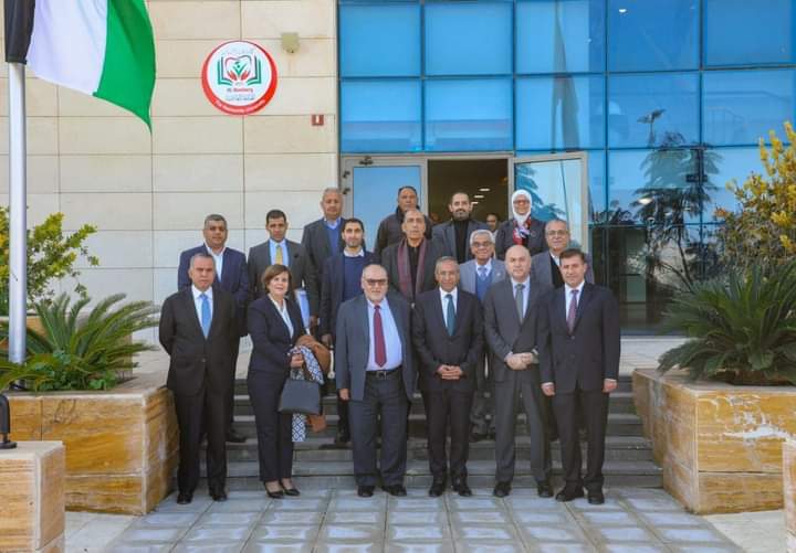 لجنة المبادرة الوطنية بمجلس الأعيان تزو كلية طب الأسنان وتطلع على مرافقها المتطورة